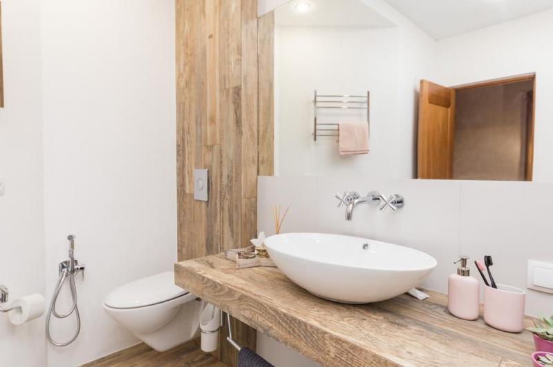 Meuble de salle de bains en bois, charme et fonctionnalit&eacute;