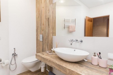 Meuble de salle de bains en bois, charme et fonctionnalit&eacute;